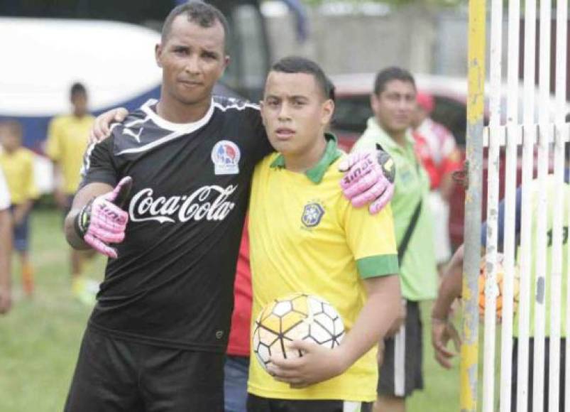 Donis Escober le ofreció disculpas al recogebalones Yeison Rivas de 13 años de edad tras agredirlo en Tocoa. Al final se tomaron hasta su respectiva foto.