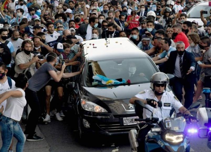 El cortejo fúnebre de Maradona rodeado por los aficionados argentinos que lloraron el adiós de Diego.