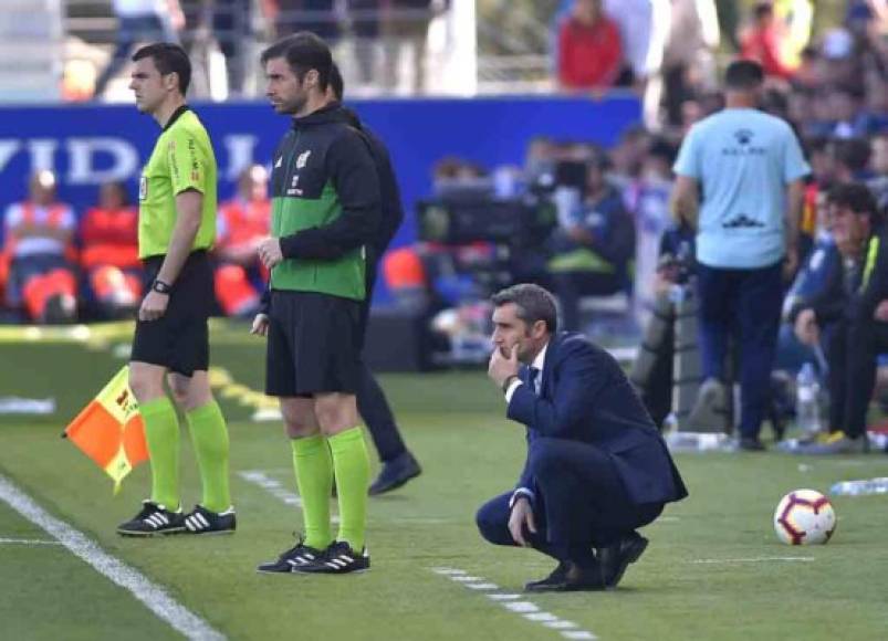 Ernesto Valverde, DT del Barcelona, siguiendo los detalles del partido.