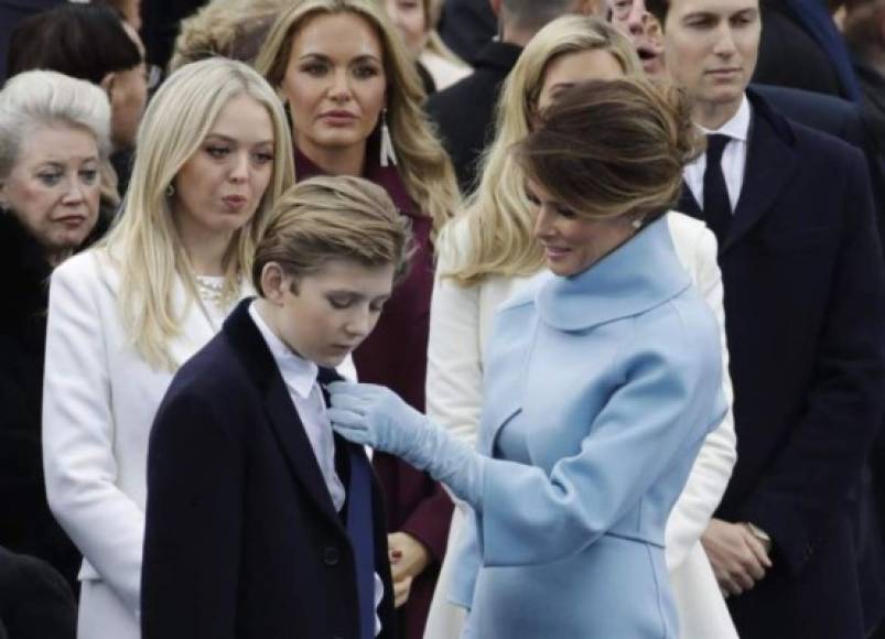 El pequeño y dulce hijo niño lució irreconocible cuando salió del Air Force One con sus famosos padres el pasado domingo en Nueva Jersey.