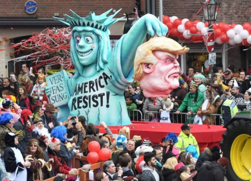 Una de las carrozas que llamó la atención en el carnaval de Duesseldorf, Alemania, presentó a la estatua de la Libertad con una figura de la cabeza decapitada de Trump.