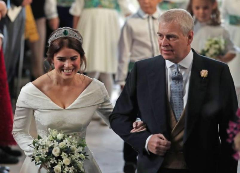 El mejor accesorio que llevó en todo momento la princesa, novena en línea de sucesión al trono británico, fue su sonrisa. Su padre el príncipe Andrew, Duke of York, caminaba muy orgulloso al lado de su hija.