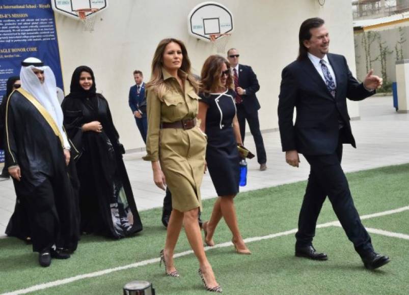 La primera dama visitó la Escuela Internacional Americana en Riad y para dicho evento eligió un vestido estilo safari de Ralph Lauren valorado en 1,590 dólares.