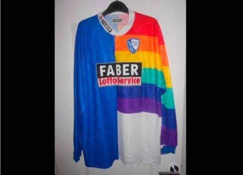 Camiseta del Bochun, Alemania (1997-98). La camiseta del Bochum de la temporada 1997-98 tuvo que provocar más risas que otra cosa. Compite directamente con la de los Colorado Caribous.