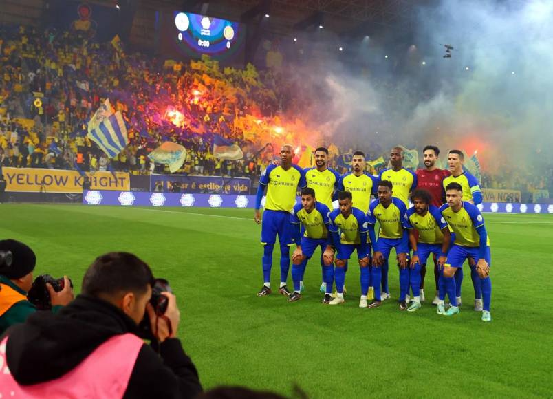 Cristiano Ronaldo posando en el 11 titular del Al Nassr para enfrentar al Al-Ettifaq.