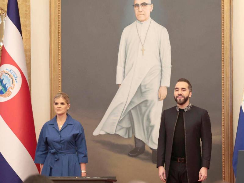 El presidente de El Salvador, Nayib Bukele, y su homóloga de Costa Rica, Laura Fernández, fueron captados este 16 de octubre, antes de ofrecer una rueda de prensa, en San Salvador (El Salvador).