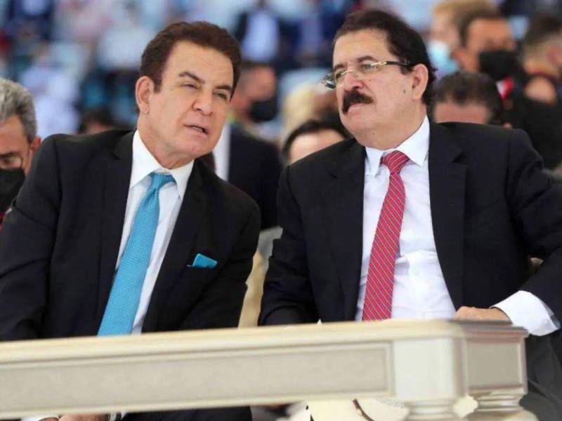 Manuel Zelaya Rosales junto a Salvador Nasralla, en una concentración política.
