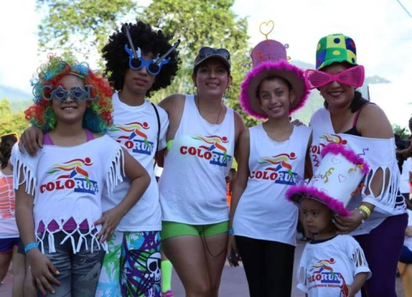 Trajes y colores estuvieron presentes en el Colorun 2014.