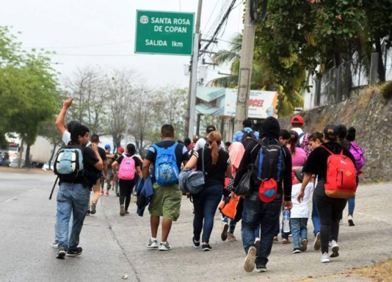 Algunos de los emigrantes, que dijeron ser de comunidades de los departamentos de Cortés, Yoro y Santa Bárbara, norte y occidente del país, van en grupos familiares, mientras que otros son amigos y algunos se han conocido en la terminal de autobuses.