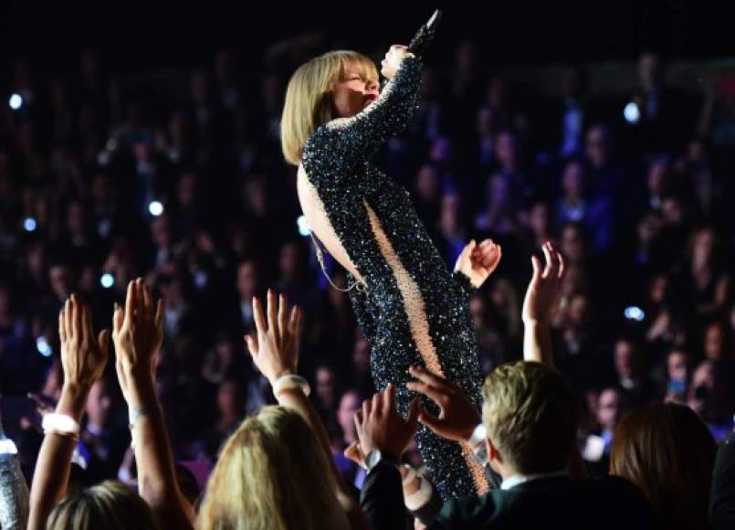 Taylor Swift está nominada por el álbum '1989'.