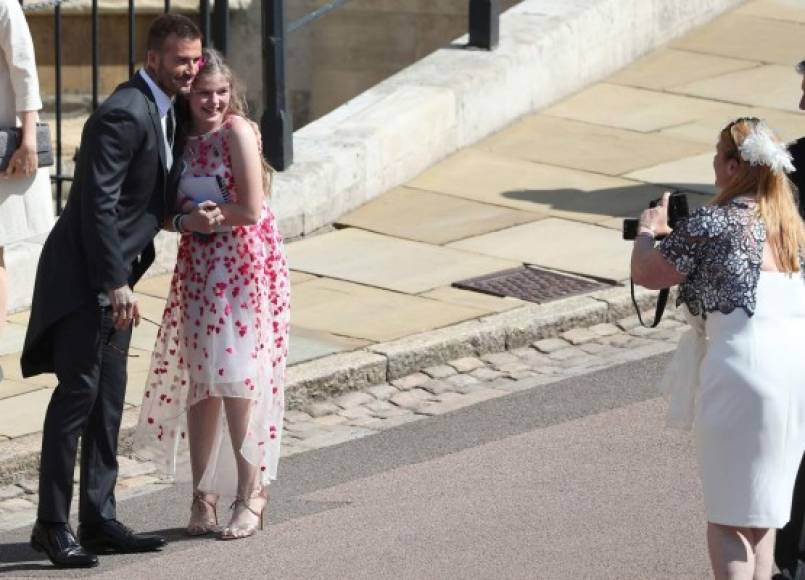Una de las invitadas se mostró muy emocionada al ver a David Beckham que hasta le pidió se tomara una foto con ella.