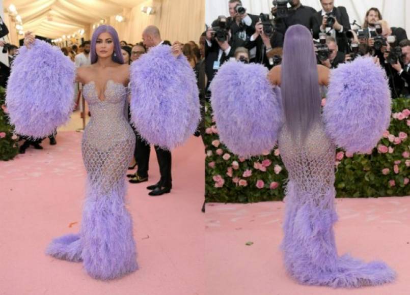 Para la temática de esta edición Klye usó un traje diseñado por Donatella Versace en tonos lila decorado con plumas a juego.