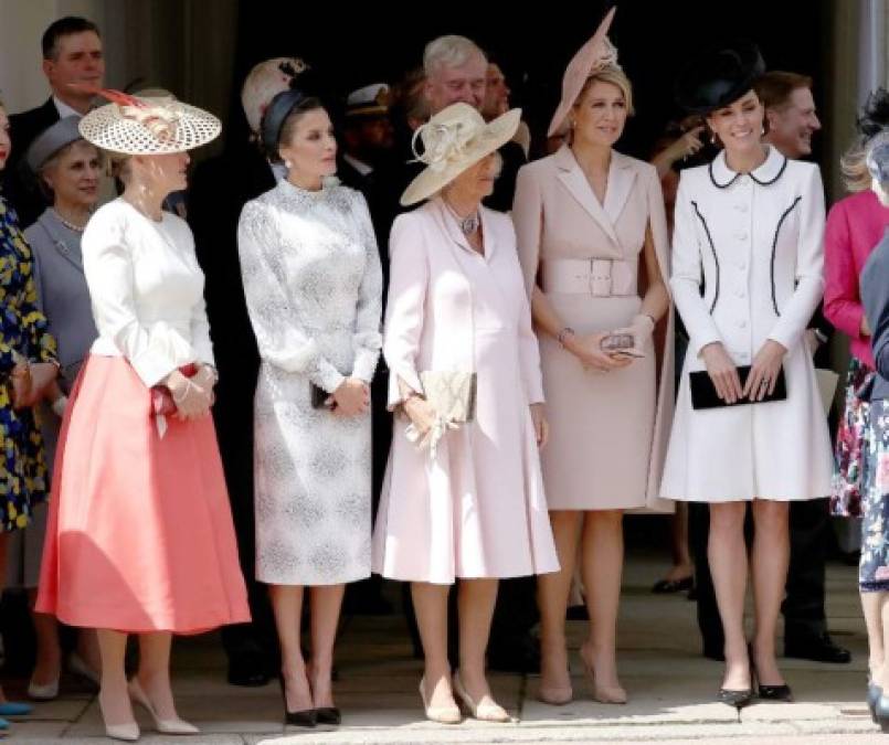 De acuerdo con la tradición, la imposición de los atributos de la orden se celebró en un acto privado en el Salón del Trono, pero luego los nuevos caballeros saldrían en un desfile lleno de pompa y solemnidad, siempre como parte de todo el ritual que rodea a la Orden de la Jarretera.<br/><br/><br/>Desde una carpa situada en mitad del recorrido, presenciaron el paso de la comitiva las reinas Letizia y Máxima; la duquesa de Cambridge, Kate Middelton, y la de Cornualles, Camilla.