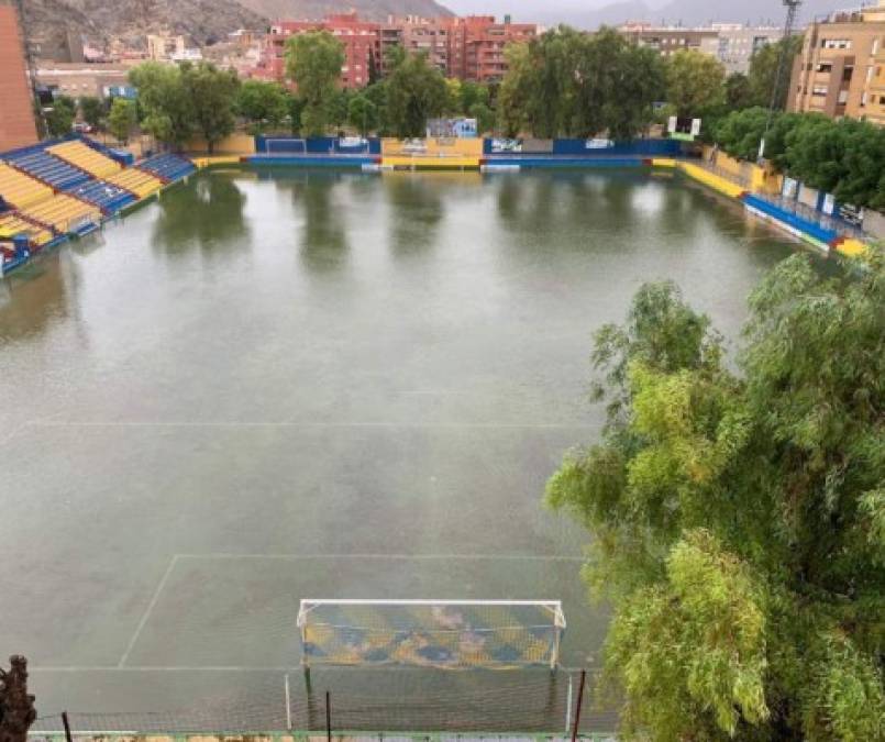 En Orihuela cayeron 472 litros de lluvia por metro cuadrado, lo que dejó a la ciudad incomunicada por carretera temporalmente. El club local compartió esta foto donde se ve a la cancha inundada.