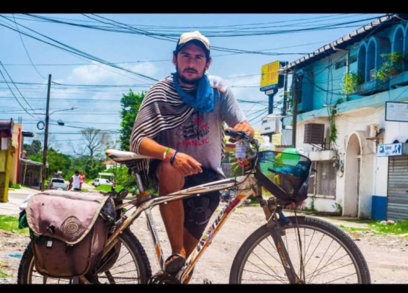 Tabaré Alonso es un uruguayo que practica el cicloturismo. Recorre largas distancias en una actividad, recreativa y no competitiva, que combina la actividad física y el turismo.
