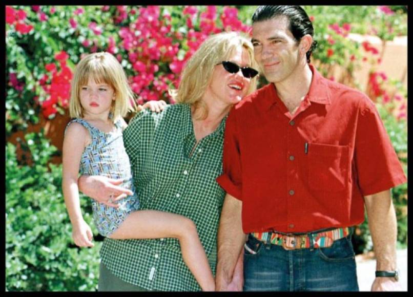 Stella del Carmen durante su niñez con sus famosos padres: Melanie Griffith y Antonio Banderas.