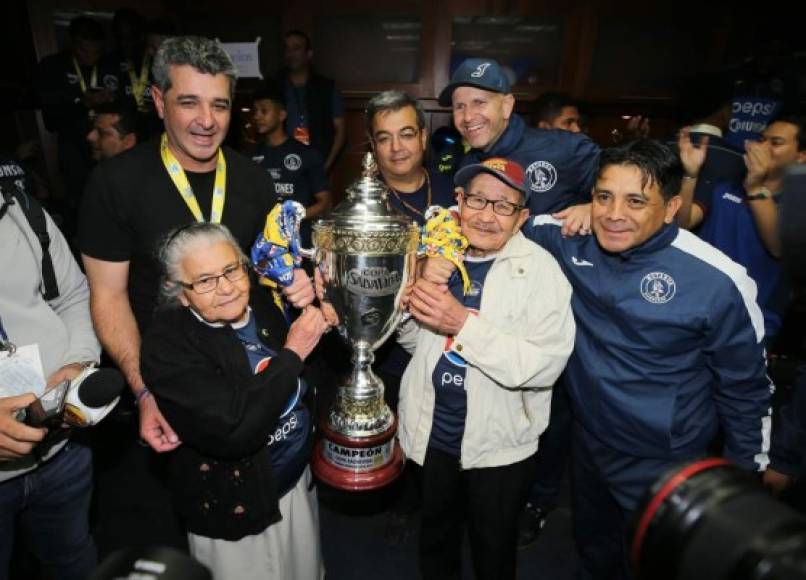 El Motagua tuvo el bonito gesto de celebrar el título con los abuelos motagüenses don Jose y doña María. ¡Detallazo!