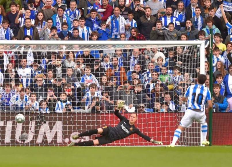 La Real Sociedad se adelantó en el marcador con este gol de penal de Mikel Oyarzabal que engañó a Marc-André ter Stegen.