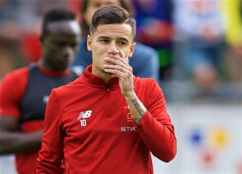 Philippe Coutinho se transformó en la gran estrella del mercado de pases de Europa desde que el Barcelona pusiera su interés sobre su espalda. Cuando todavía restan algunas semanas para que vuelva a inaugurarse un nuevo período de transferencias, el brasileño otra vez está en el centro del debate. Según advirtió el medio francés Telefoot, en una información que replicaron los diversos portales españoles, el PSG ya inició las conversaciones con el entorno del mediocampista que pertenece al Liverpool para apropiarse de su ficha en la próxima temporada. Desde Francia informaron que el pasado lunes 23 de octubre, el director deportivo de la entidad de Paris, Antero Henrique, y el representante del futbolista, Kia Joorabchian, se encontraron en Londres para iniciar las tratativas.