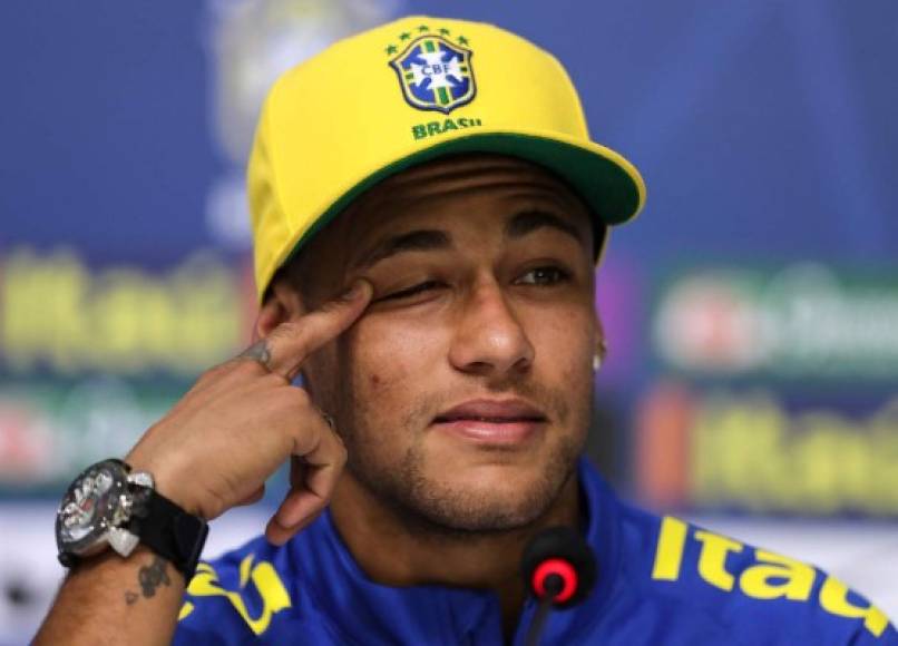 Con una sonrisa en los labios y sin perder la calma en ningún momento, Neymar ha protagonizado una de las imágenes de las últimas horas por su contundente respuesta a un periodista que cuestionó el compromiso de la estrella del FC Barcelona con la selección brasileña, con la que prepara los Juegos Olímpicos de Río de Janeiro. A Neymar no le gustó una pregunta sobre la posibilidad de que sus salidas nocturnas y su forma de divertirse lejos de los terrenos de juego pudiesen afectar a su compromiso con el equipo nacional, y contestó tajante: 'Me podés exigir lo que quieras dentro del campo, como por ejemplo las tarjetas', comenzó el crack brasileño ante la pregunta de un periodista.