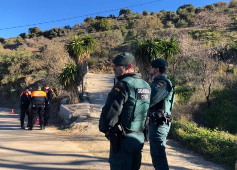 La complejidad de las labores 'es alta' por las características del terreno. 'Sigue cayendo material que se compacta, es húmedo, la zona es fría, en definitiva no es fácil seguir rastreando', dijó María Gámez, subdelegada del gobierno en Málaga, a la cadena Antena 3.