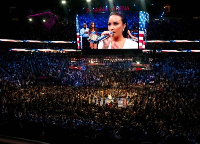 La cantante estadounidense Demi Lovato actúa en el T-Mobile Arena antes de la pelea entre el luchador de artes marciales mixtas, el irlandés Conor McGregor y el boxeador estadounidense Floyd Mayweather.