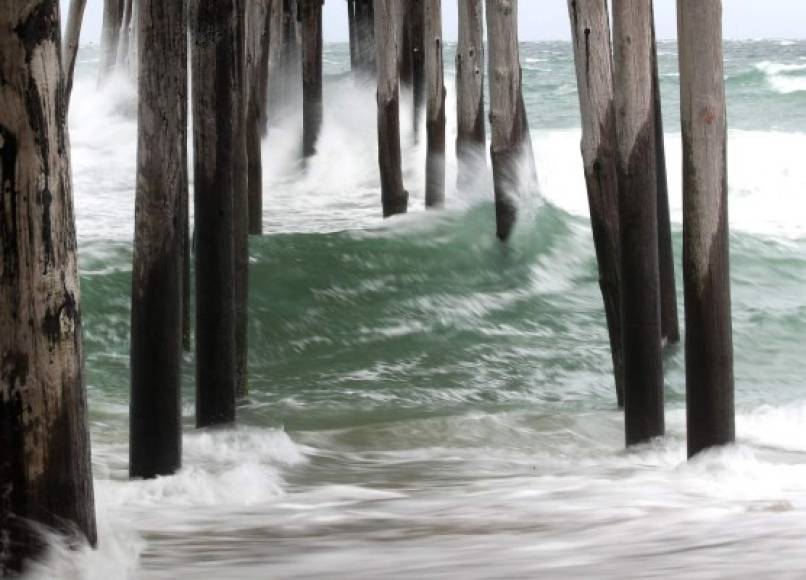 Los surfistas también recibieron advertencias de no acercarse a las playas mientras Dorian siga azotando las costas de las Carolinas.