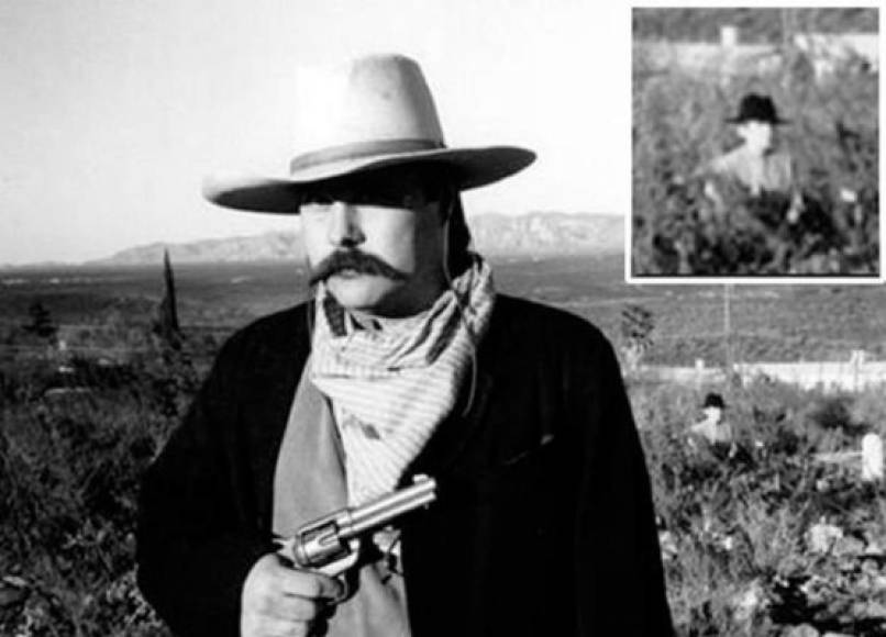 En 1996, Ike Clanton decidió tomarse una foto con un atuendo de vaquero en el Cementerio de Boothill, en Arizona. Después de revisar su fotografía, se encontró con una extraña figura en la parte posterior de la foto, vestido como un vaquero, que no estaba allí en el momento en que la foto fue tomada. <br/><br/>Incluso trató de volver a organizar toda la foto, haciendo que alguien se pusiera de pie en el lugar de apareció el hombre misterioso. Ike Clanton se enteró de que era físicamente imposible tomar una foto y que no saliera las piernas de la persona trasera.