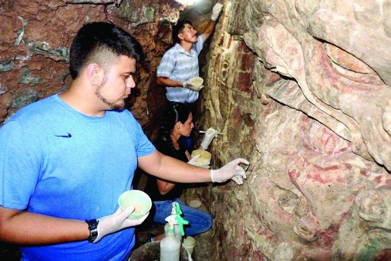 Con fondos donados por la embajada americana se trabaja en la preservación del templo Rosalila y se promueve el cuidado sostenible del patrimonio. Estudiantes son instruidos en las comunidades de Copán Ruinas.
