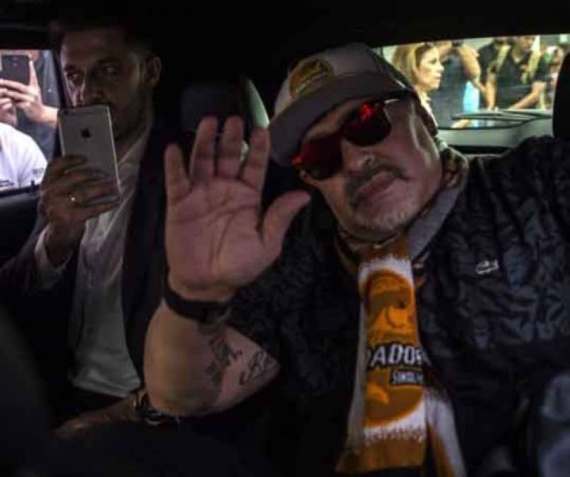 Asimismo, se supo que con apenas unos minutos en Culiacán, Diego Armando Maradona tuvo su primer enfrentamiento con la prensa. Al salir del aeropuerto de la capital sinaloense, el Pelusa en una actitud retadora tomó por el cuello a un camarógrafo de TV Azteca.<br/>