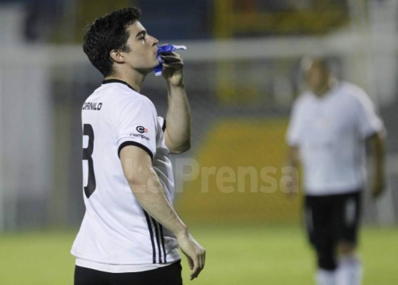 El actor Danilo Cabrera se hizo presente al estadio Morazán de San Pedro Sula.