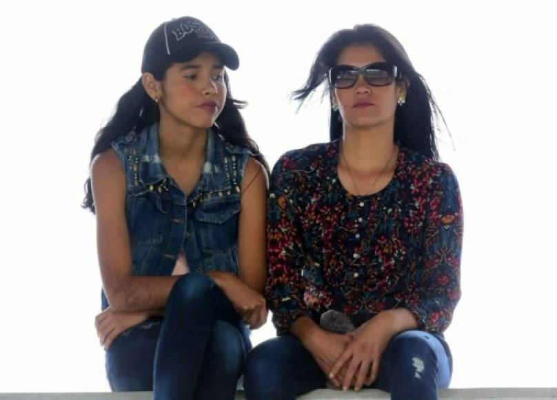 Dos chicas observando el partido en el estadio Marcelo Tinoco de Danlí entre Real de Minas y Honduras Progreso.