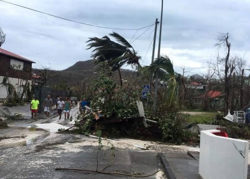 Irma también arrasó el miércoles las islas de San Bartolomeo y San Martín, destrozando un 95% de la parte francesa del territorio y provocando al menos seis muertos, mientras que en Barbuda la devastación fue 'total' a medida que el ciclón se acercaba a Puerto Rico, Haití y Florida.