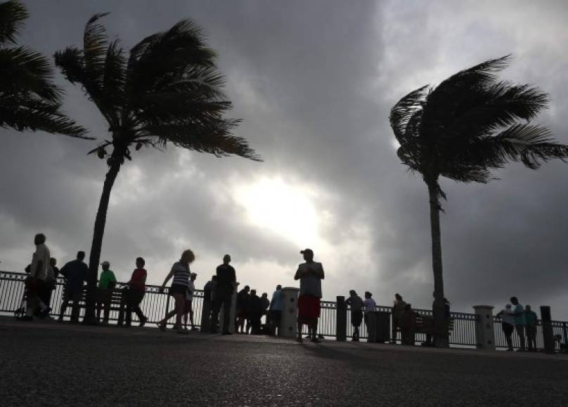 Según proyecciones del NHC, Dorian llegará este lunes por la noche a la costa de Florida para luego desplazarse hacia el noreste afectando Georgia y Carolina del Norte y Carolina del Sur.