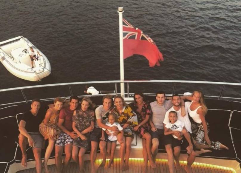 Hace unas semanas atrás se filtró esta foto de Modric con su familia. En ella se puede ver a su pequeña con la camiseta del Real Madrid.