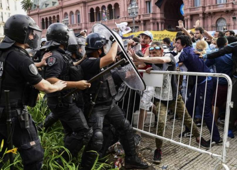 Enfrentamiento entre policías y aficionados en las afueras de la Casa Rosada.