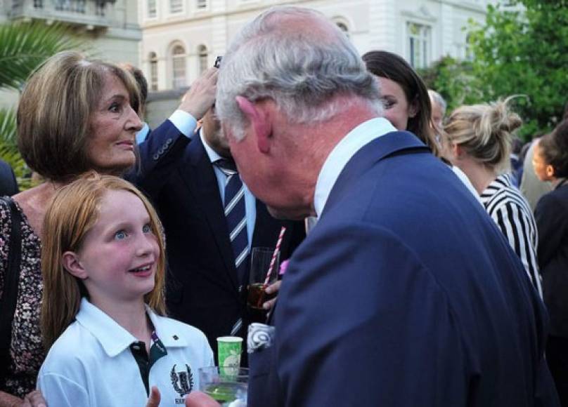 La joven y su familia se reunieron con el príncipe Carlos de Inglaterra en 2015.