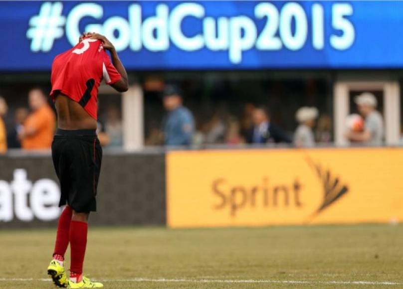 El mediocampista Joevin Jones, desolado por la eliminación de Trinidad & Tobago. Foto EFE