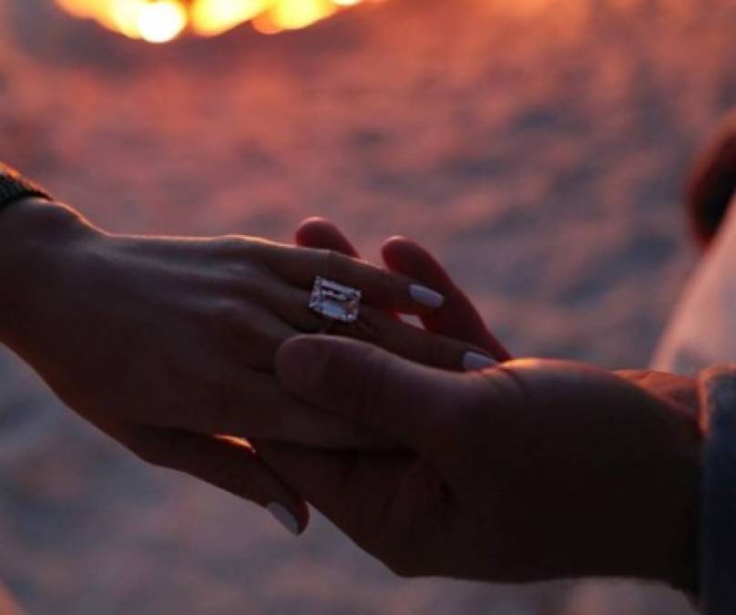 Rodríguez sorprendió a López con un impresionante anillo de compromiso valorado en más de cuatro millones de dólares con el que le propuso matrimonio y vino a sellar así su bonita historia de amor que dura ya dos años.