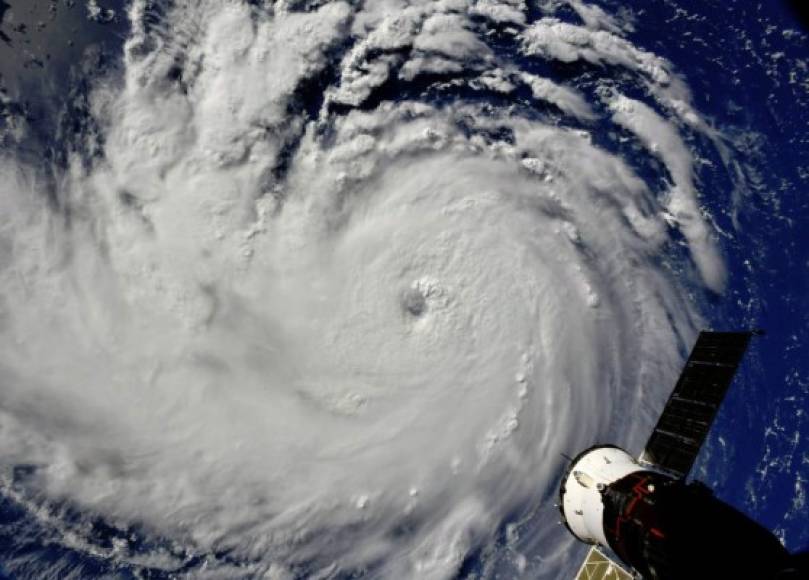 Florence alcanzó este lunes la categoría 4 y se espera que impacte el próximo jueves en Las Carolinas.
