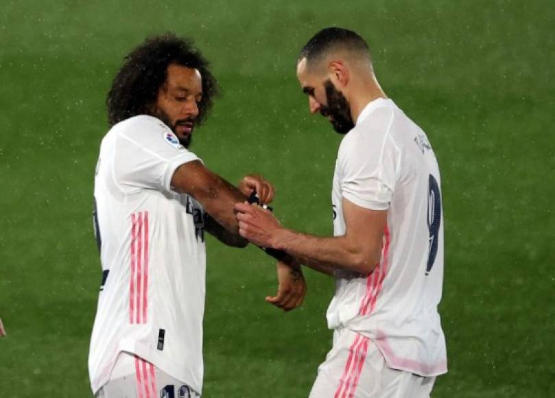 Karim Benzema salió de cambio y dejó el brazalete de capitán a Marcelo.