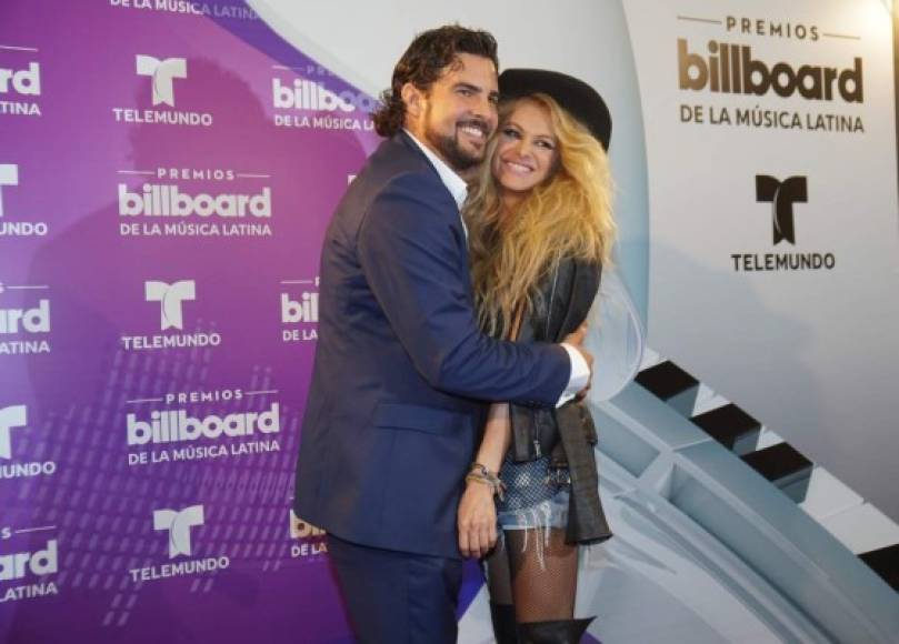 Gerardo Bazúa y Paulina Rubio en la alfombra roja de los Premios Billboard 2016.