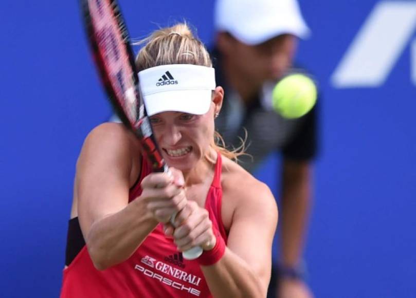 TENIS. Devolución alemana. Angelique Kerber, de Alemania, devuelve un disparo a Naomi Osaka, de Japón, durante el partido de la primera ronda del torneo Pacific Open en Tokio.