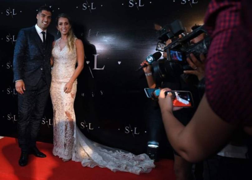 El jugador uruguayo Luis Suárez y su esposa, Sofía Balbi, festejaronsus 10 años de matrimonio en una ceremonia a la que acudieron varias estrellas del fútbol, especialmente sus compañeros del FC Barcelona.