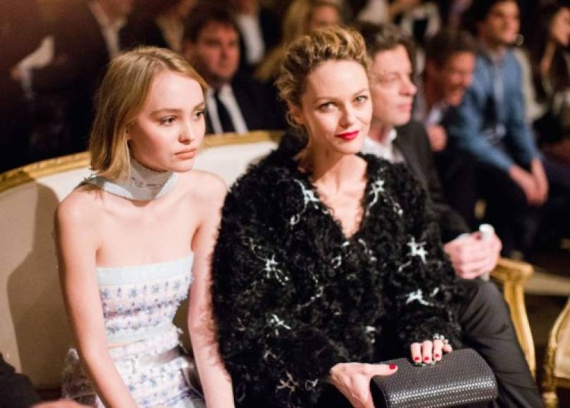 Vanessa Paradis y la hija que concibió con el actor Johnny Depp, Lily-Rose, tienen un gran parecido.