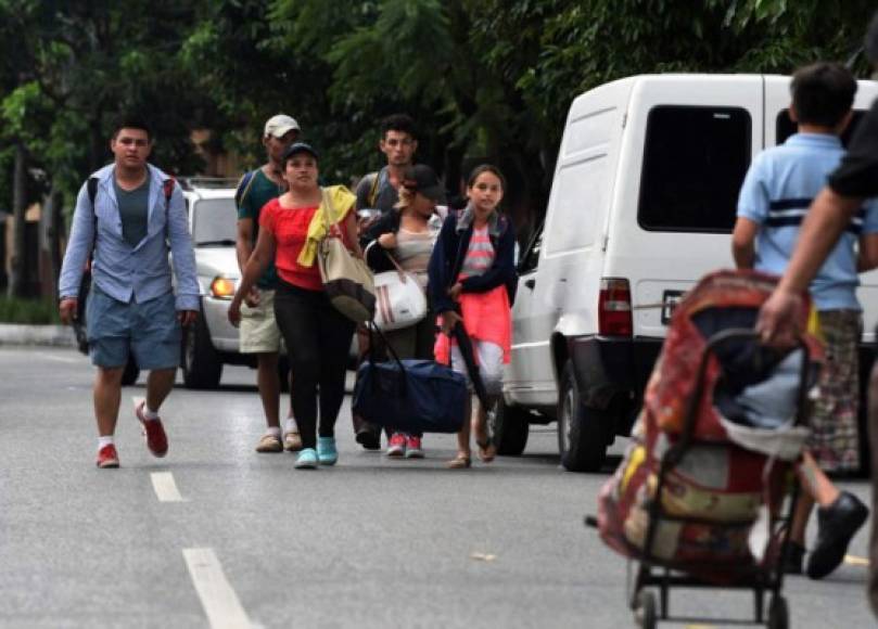 Con mochilas al hombro, hombres, mujeres y niños, no piensan desistir pese a las amenazas del presidente de Estados Unidos, Donald Trump, de no dejarlos ingresar a su territorio.