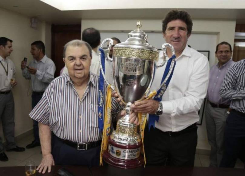 Rafael Ferrari posando con Héctor Vargas tras ganar la Copa 30 del Olimpia.