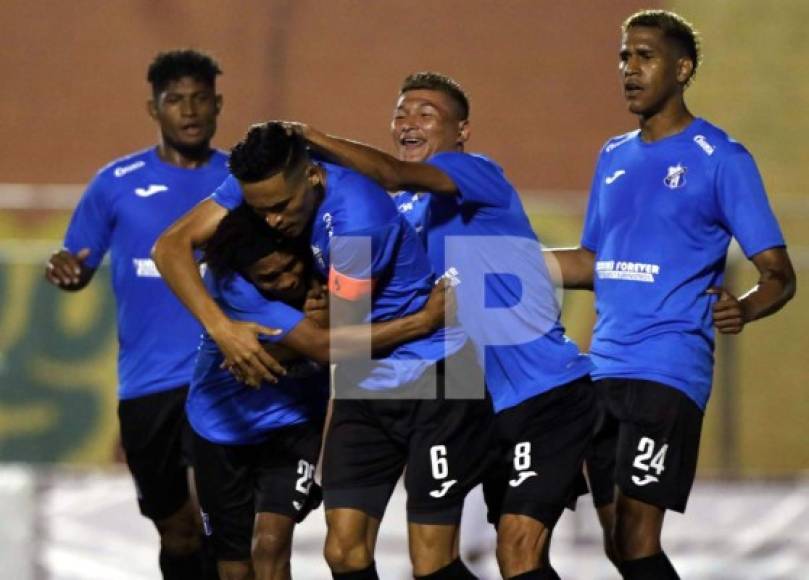 La celebración de los jugadores del Honduras Progreso tras el gol de Juan Ángel Delgado.