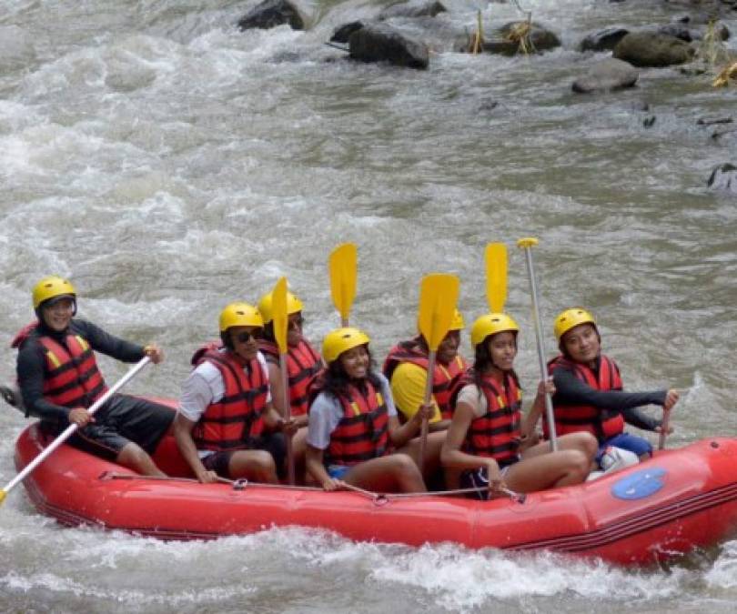 Los Obamas practicando el rafting en Bali fue una de las imágenes más comentadas en las redes sociales.