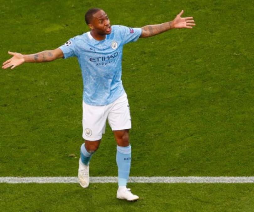 Según Sky Sports, el delantero Sterling es una opción para reforzar la zona ofensiva del Barcelona de cara a la próxima campaña.